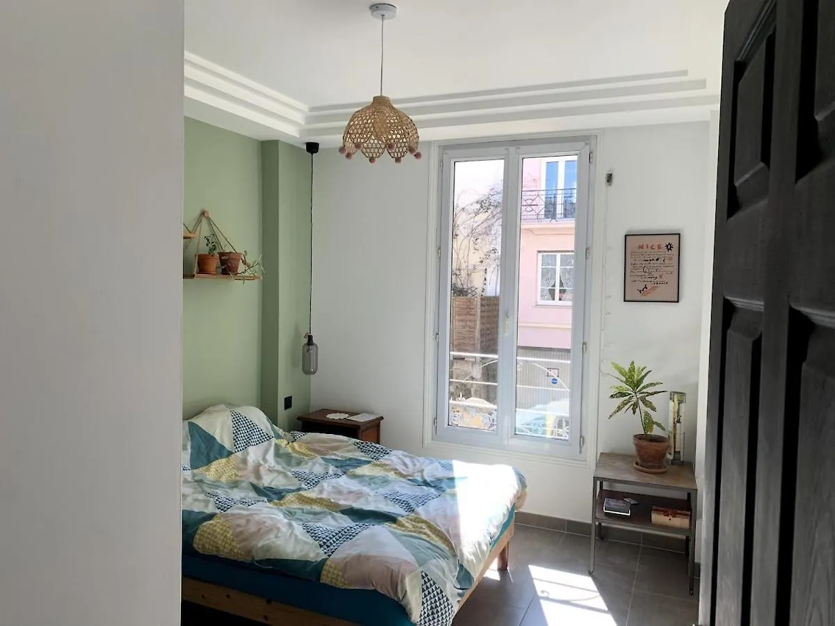 Apartment 3-R Bright, Beach Within 15 Min Walk Nice