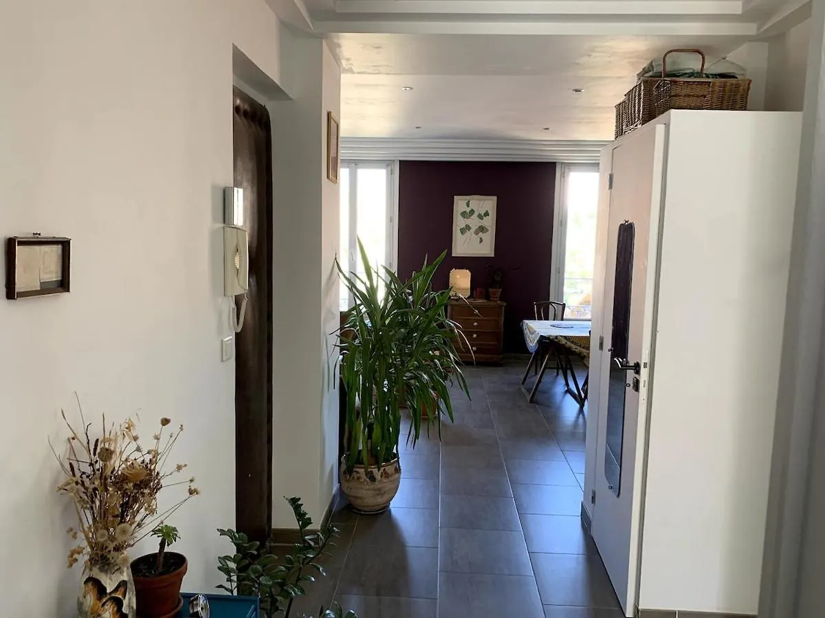 Apartment 3-R Bright, Beach Within 15 Min Walk Nice