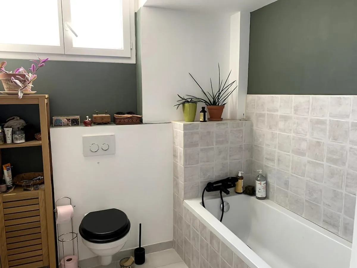 Apartment 3-R Bright, Beach Within 15 Min Walk Nice