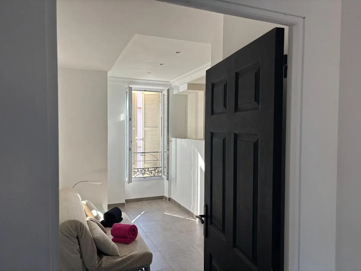 Apartment 3-R Bright, Beach Within 15 Min Walk Nice