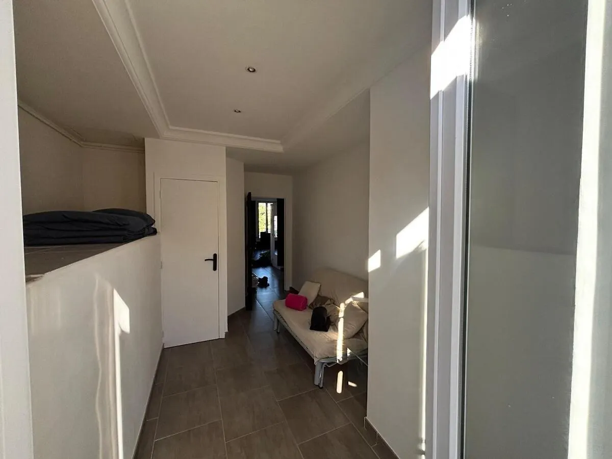 Apartment 3-R Bright, Beach Within 15 Min Walk Nice