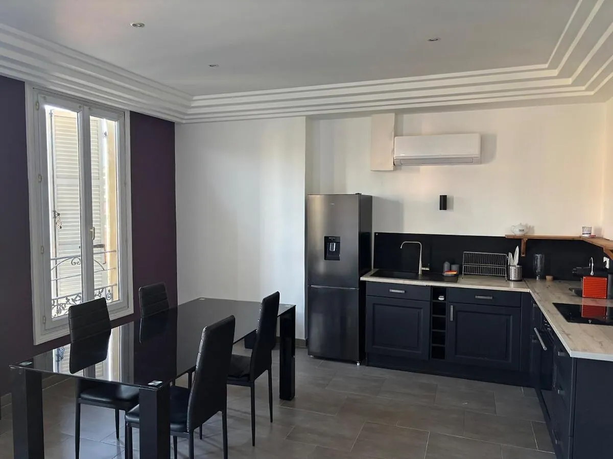 Apartment 3-R Bright, Beach Within 15 Min Walk Nice France