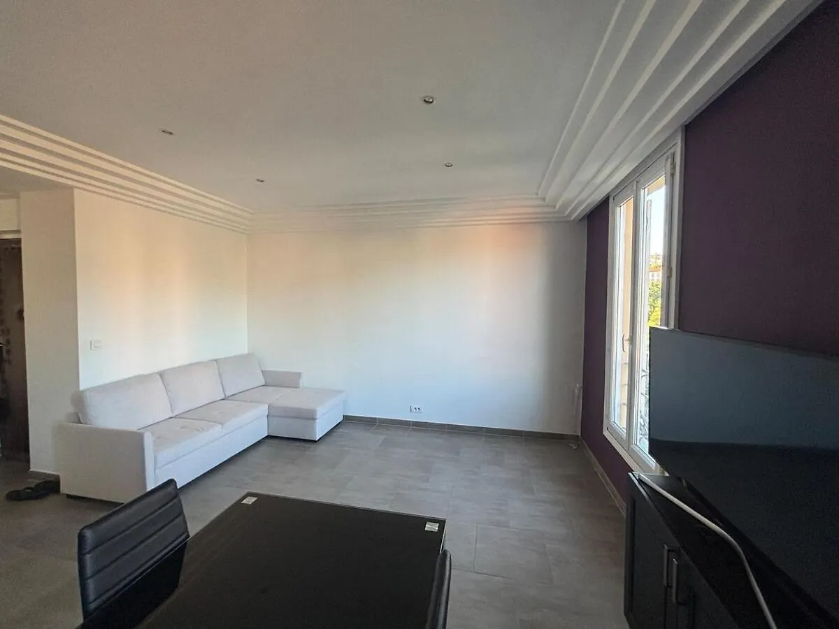 Apartment 3-R Bright, Beach Within 15 Min Walk Nice
