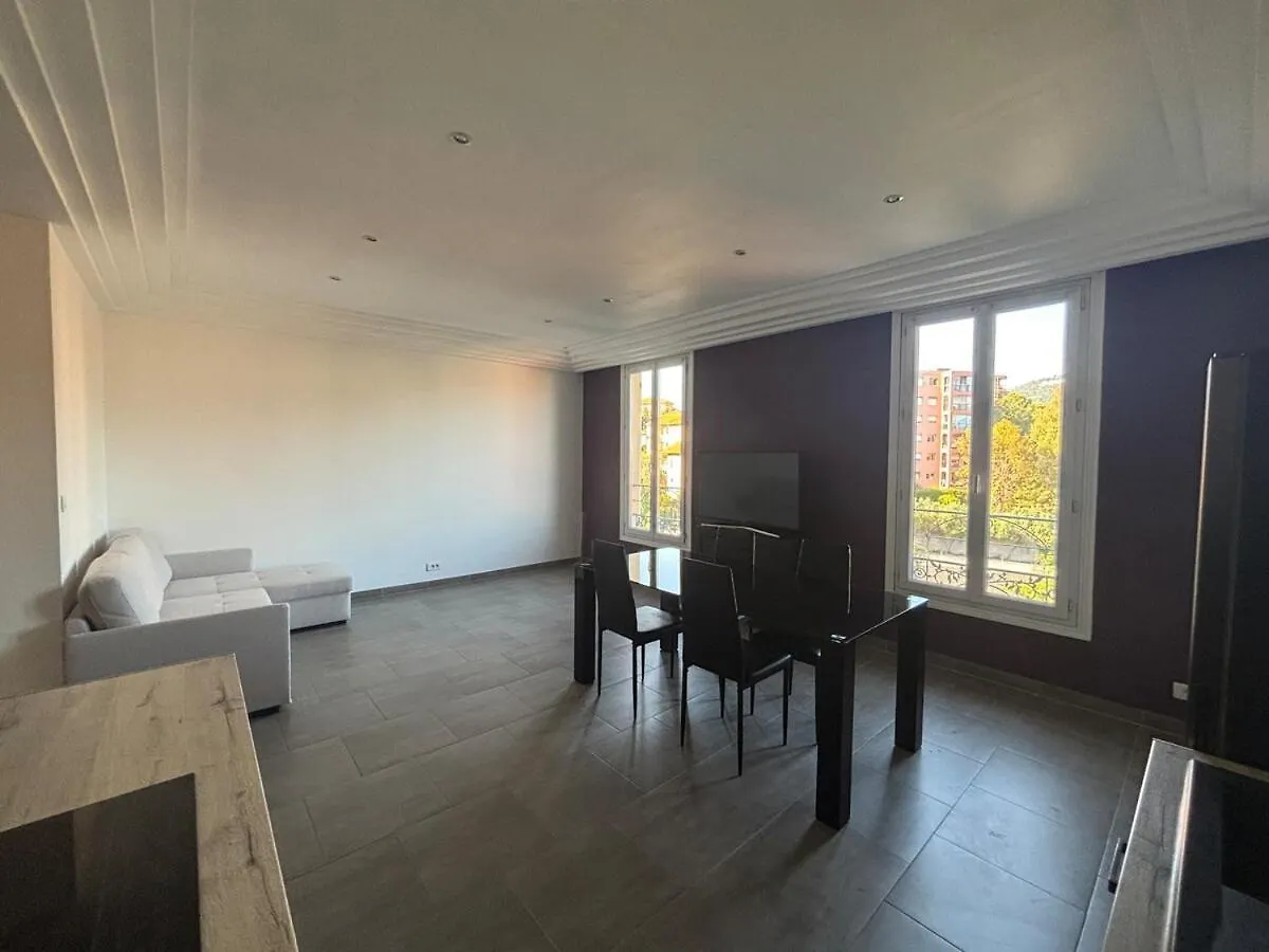 3-R Bright, Beach Within 15 Min Walk Nice Apartment